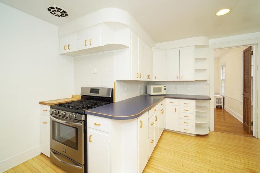 Building Photo - 8 E College St