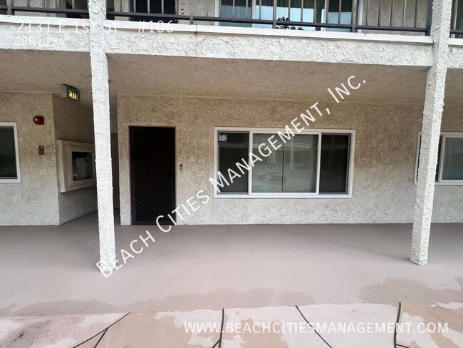 Building Photo - Condo located One Block from the Beach wit...