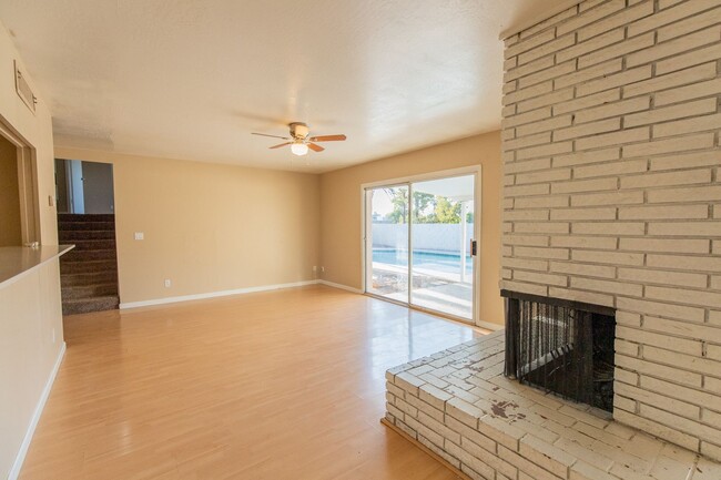 Building Photo - 5 BEDROOM, 2.5 BATH TEMPE HOME W/ 2 MASTER...