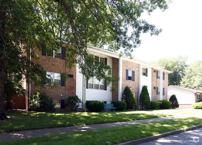 Building Photo - 2020 Monroe Apartments