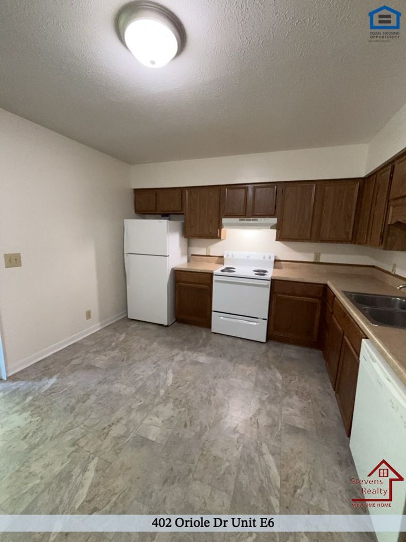 Building Photo - 402 Oriole Dr