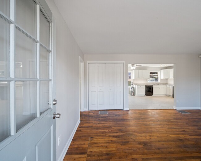 Building Photo - 2371 Swallow Cir SE