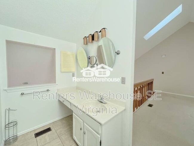 Building Photo - 411 Harbour Point