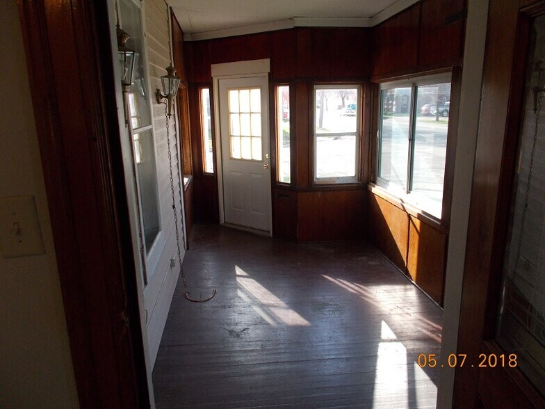 Building Photo - 652 Wilson St
