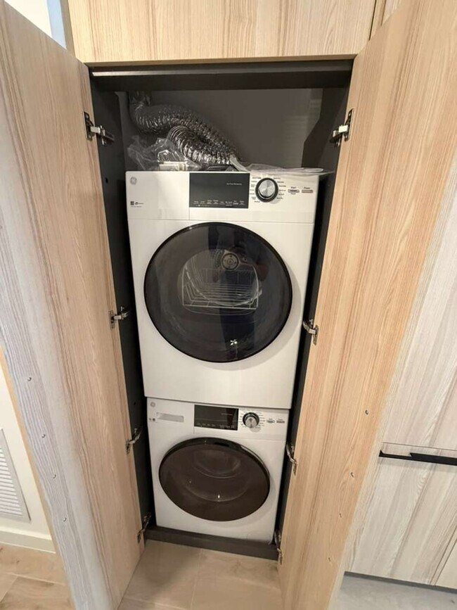 Building Photo - 225 N Miami Ave