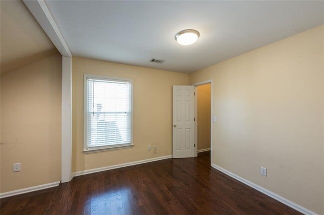 Building Photo - 2433 Gablewood Dr NE