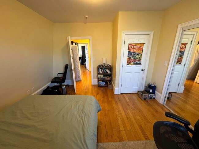 Building Photo - Awesome 6 bed 3.5 bath in Somerville...