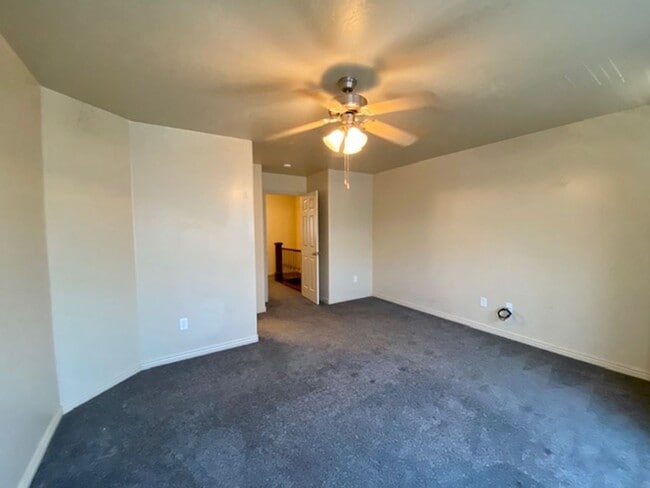 Building Photo - LARGE TOWNHOME AVAILABLE FOR RENT!
