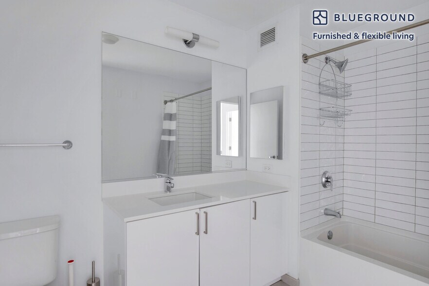 Building Photo - 808 W Van Buren St