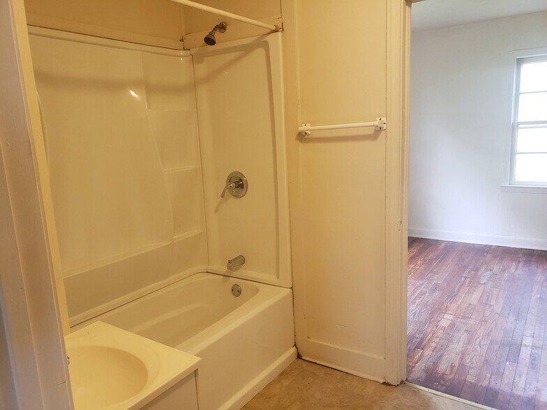 Building Photo - 405 Fleetwood Dr