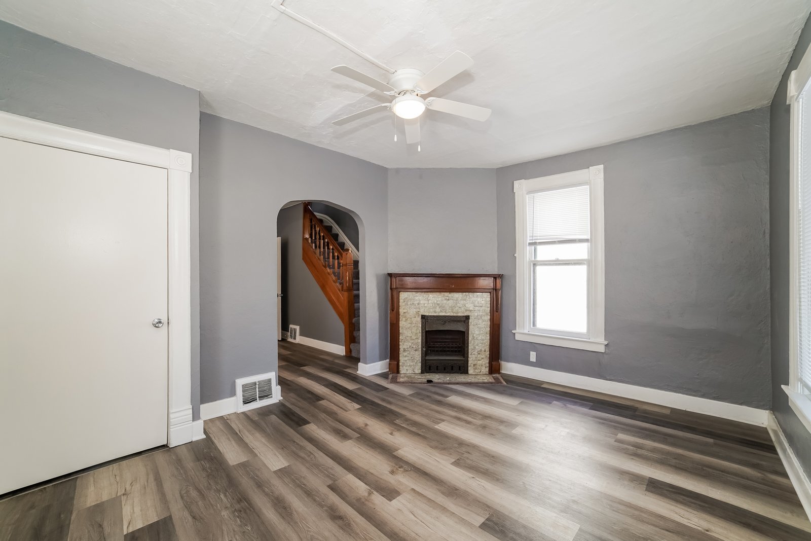 Building Photo - 204 E Thrush Ave