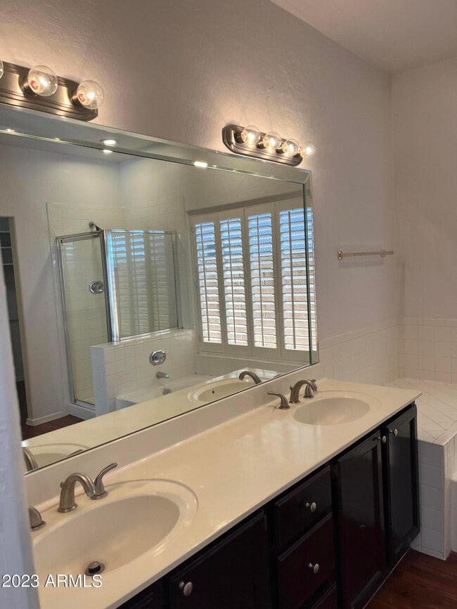 Building Photo - 1301 E Briarwood Terrace