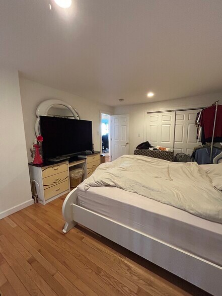 Building Photo - 22 Broadlawn Park