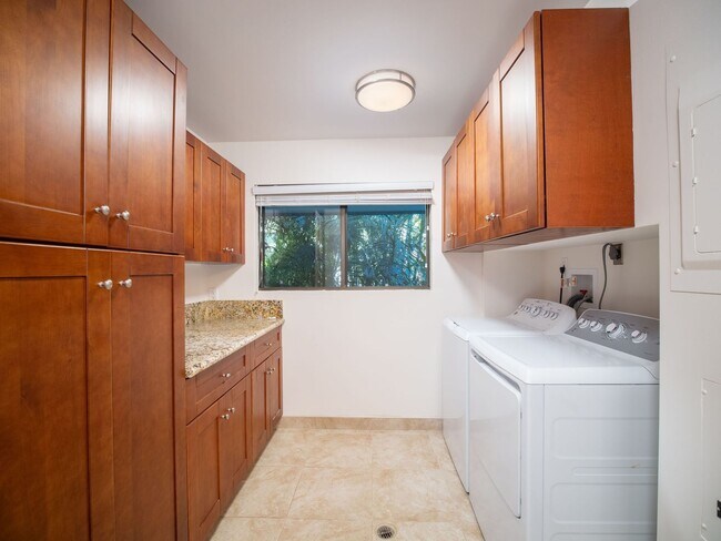 Building Photo - Beautiful Furnished, 2 Bed, 3 Bath, Gated ...