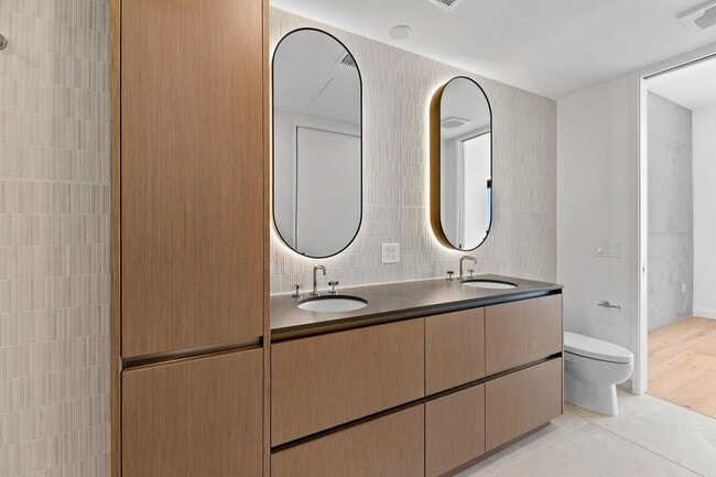 Building Photo - 610 Davis St