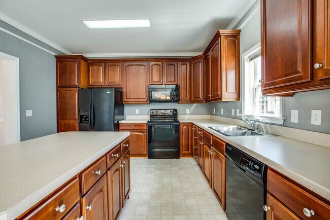 Building Photo - 43 Carlsbad Dr