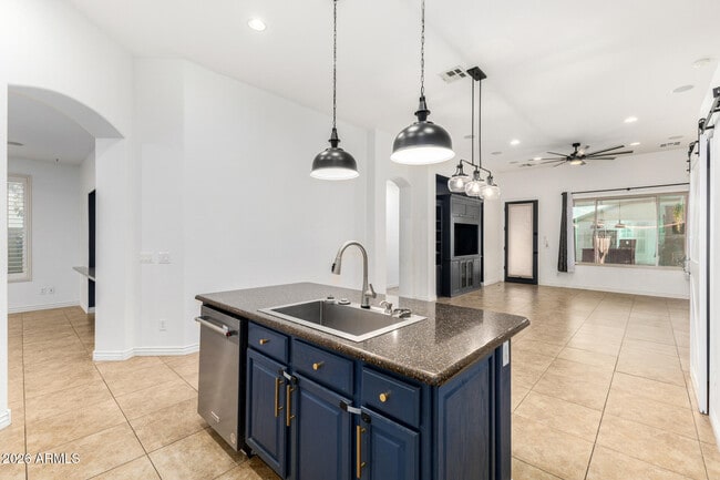 Building Photo - 2833 E Cobalt St