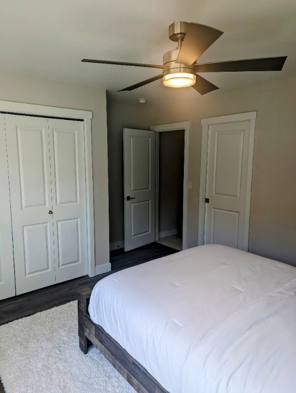 Building Photo - 957 W 12th Ave