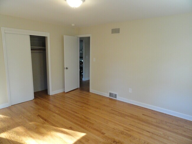 Building Photo - 9 Briarwood Dr