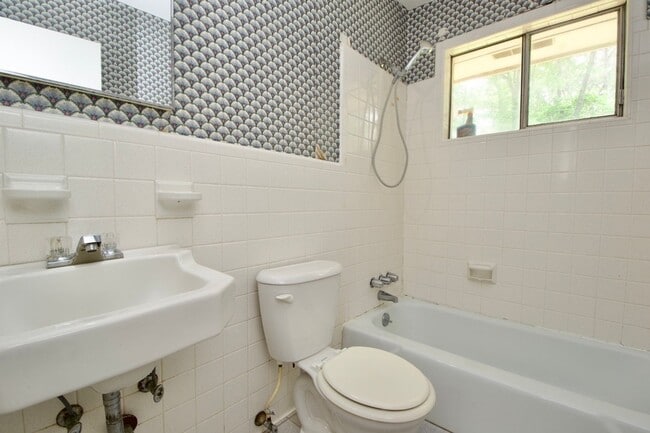 Building Photo - Charming 2BR/1BA in the Heart of Opelika –...