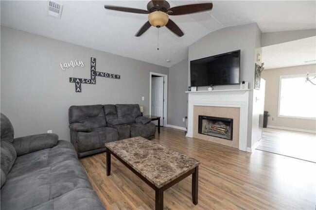 Building Photo - 5 Bedroom home available to rent!