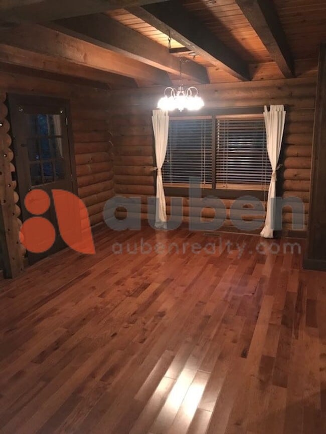 Building Photo - Log cabin home minutes to Downtown Chattan...