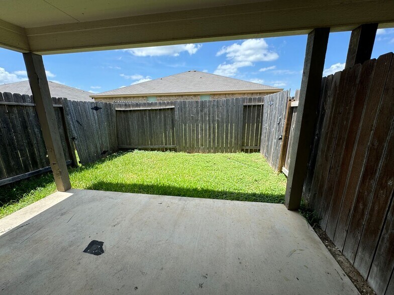 Building Photo - 4002 Cambridge Dr
