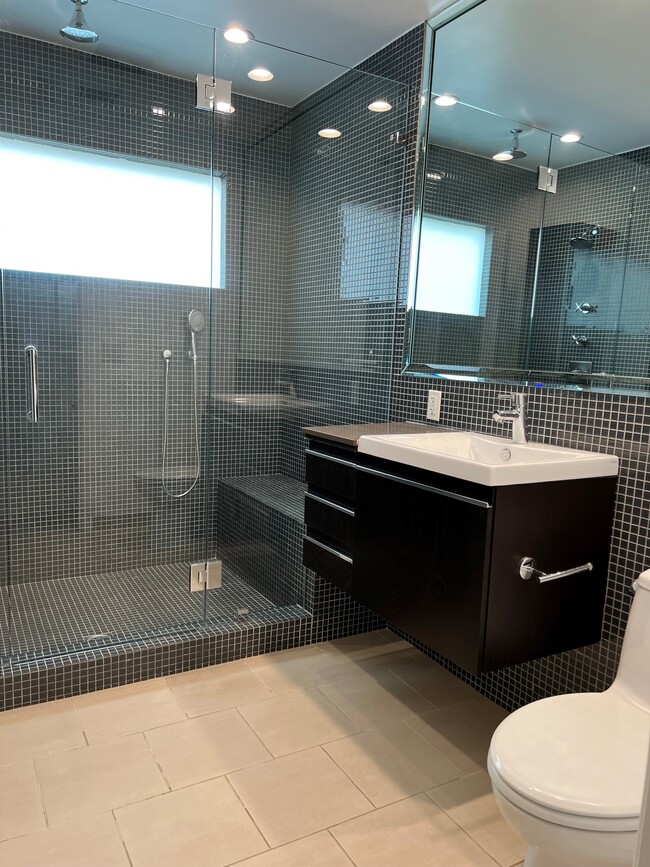 amazing shower w/ glass walls and a sitting bench - 1418 N Poinsettia Pl