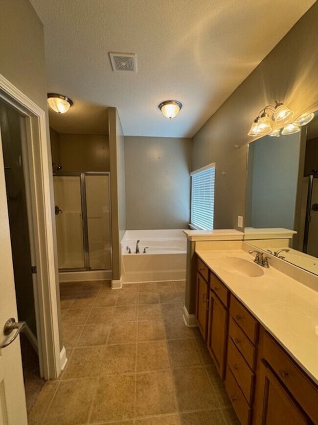 Building Photo - Brick Ranch - 3 Bedrooms & 2 Full baths wi...