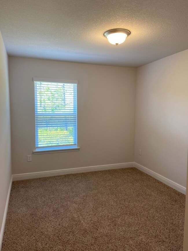 Building Photo - COMMUNITY POOL! Close to Navy base, beach,...