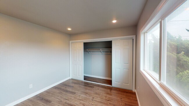 Building Photo - Crestmont PIace