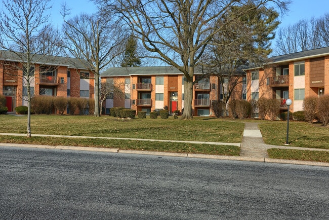 Building Photo - Briarcrest Gardens Townhomes & Apartments