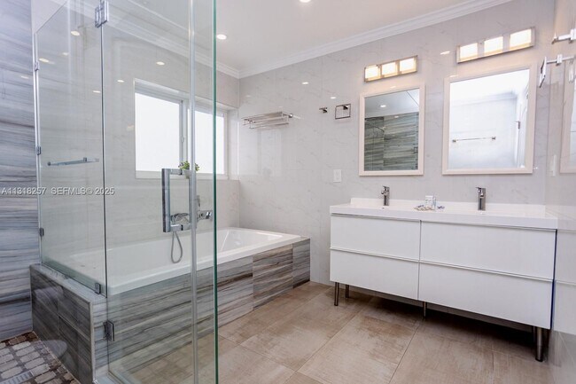 Building Photo - 833 Washington St