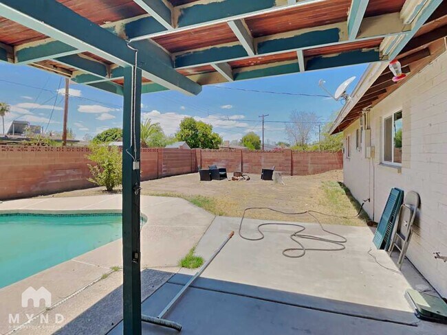 Building Photo - 537 E Laguna Dr