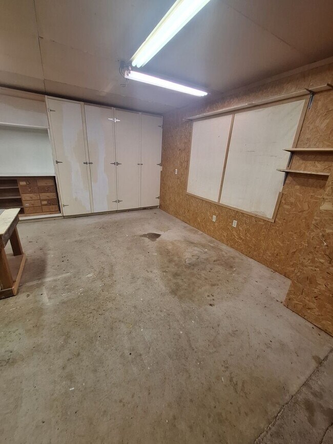 Building Photo - Spacious 3 bedroom, 2 bath