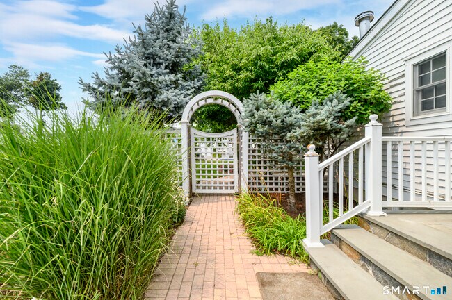 Building Photo - 18 Elm Tree Pl