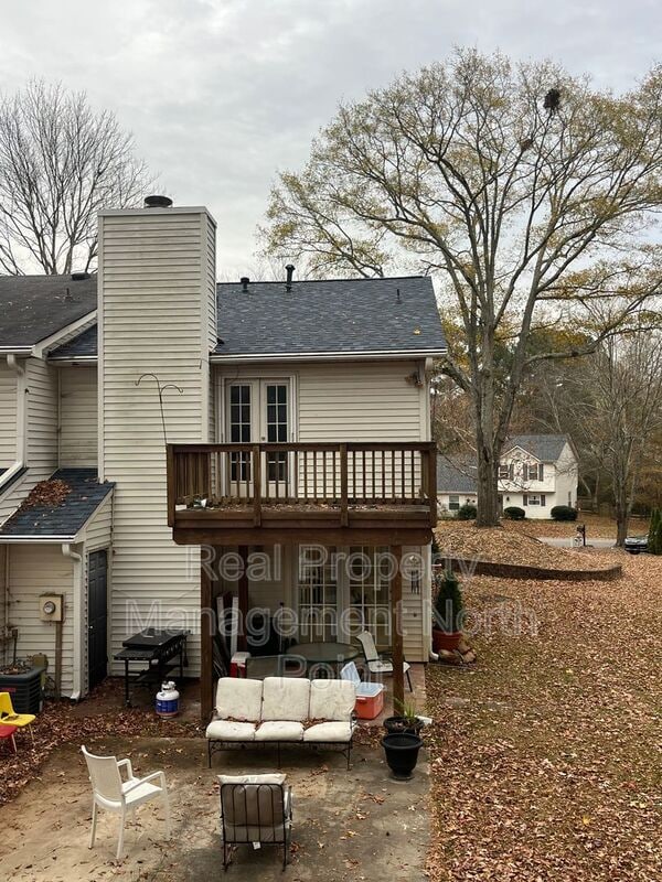 Building Photo - 5127 Village Green Way