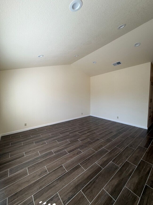 Building Photo - 528 Bella Vista Dr