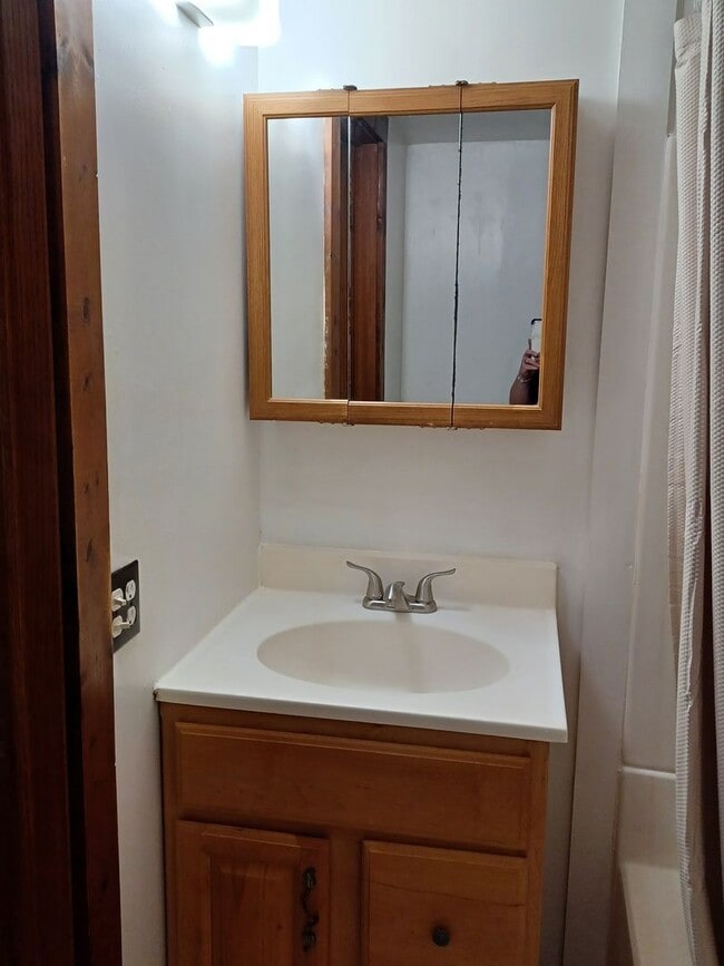 Building Photo - Cute 2 bedroom home