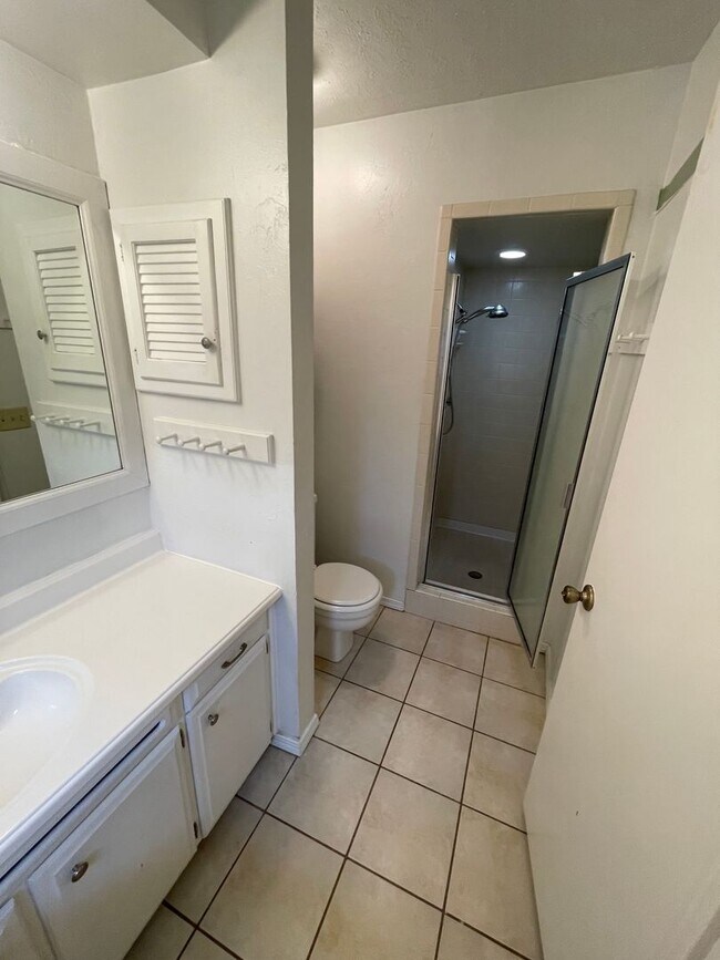 Building Photo - 4 bed 2 bath 2 car, Great Character and st...