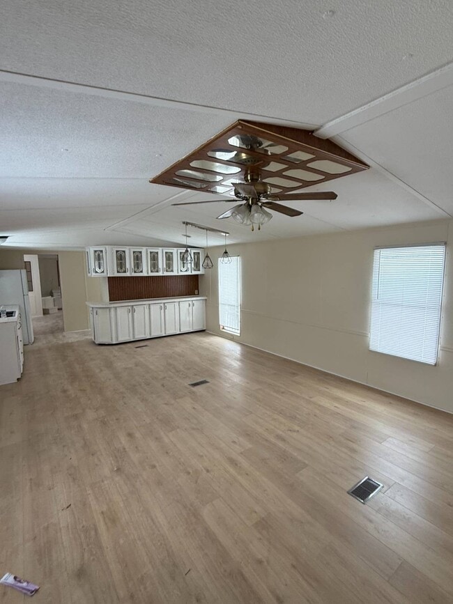 Building Photo - 149 2nd St