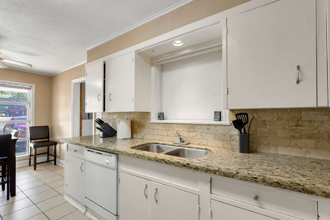 Building Photo - 520 Helena St