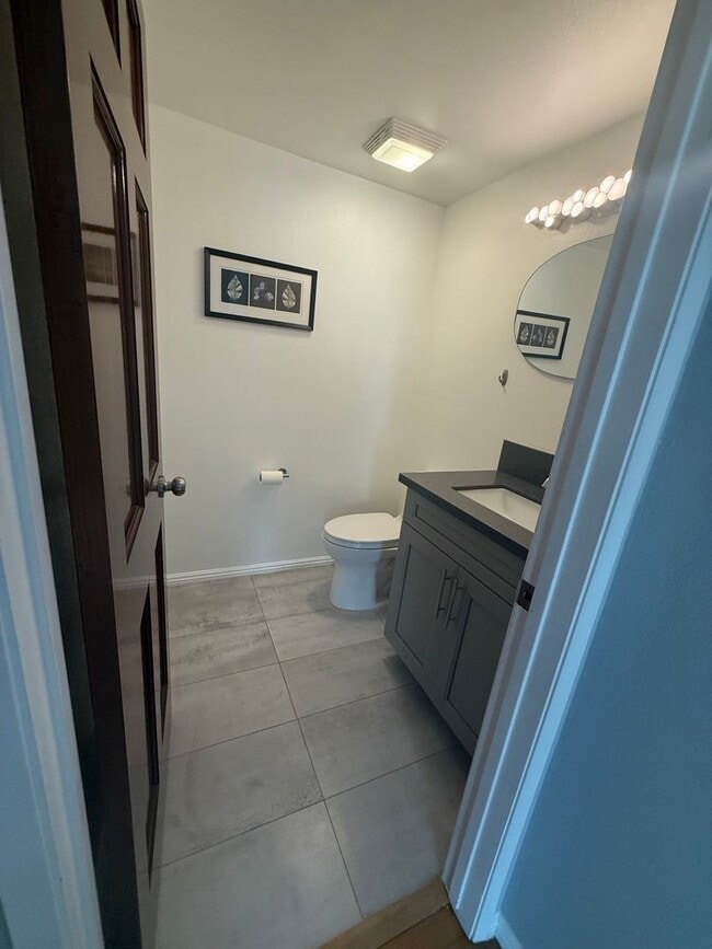 Building Photo - Turnkey End-Unit Townhome with Vaulted Ceilings & Garage