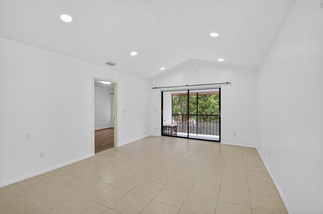 Building Photo - 5151 W Club Cir