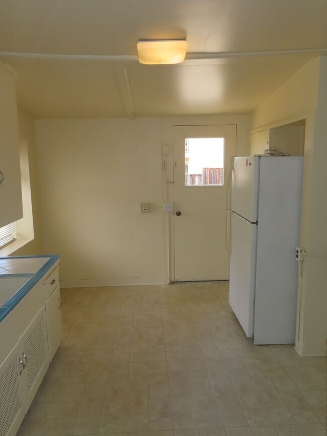 Building Photo - Wonderful unit in desireable location in M...