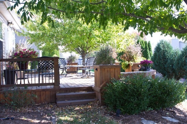 Great private deck with built in flower boxes and lighting. - 1109 Pine Meadows Ct.