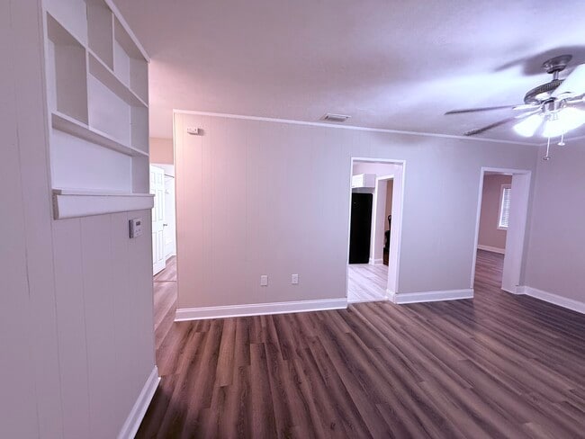 Building Photo - 811 S Lone Oak Dr