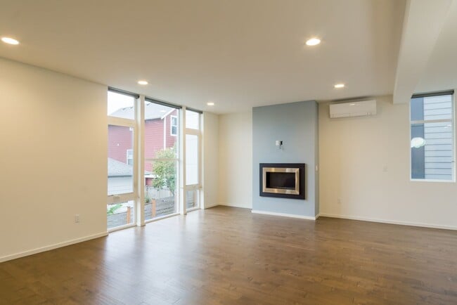 Building Photo - 3Bd/3.25Ba Seattle Home