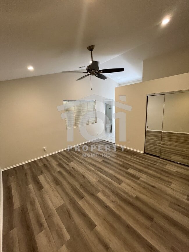 Building Photo - Charming and spacious single-level 2-bedroom, 2-bath condo