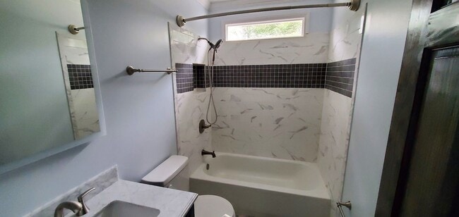 Building Photo - 2 Bedroom 1 Bath Duplex